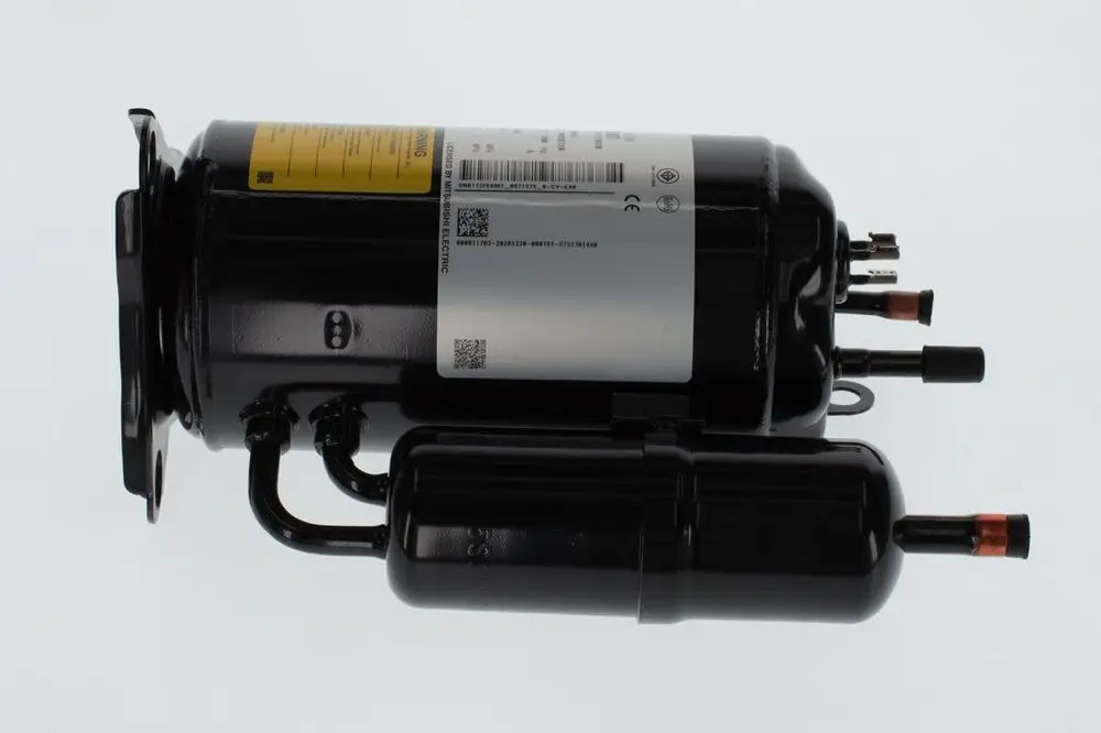 BOSCH Kompressor mit schwarzem Gehäuse und mehreren Anschlüssen, montiert mit einem kleinen Zylinder. Etikett mit technischen Informationen und QR-Code sichtbar.